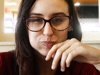 Jasmine Simco Eats A Cowboy Burger!