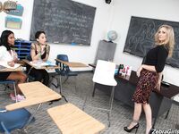 Jenna Foxx And Honey Gold Take Sex Lessons From Julia Ann!