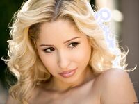 Miss Goldie Sexy Booty Out In The LA Sunshine!