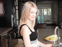 Bree Daniels Fucking Herself With Vegetables!