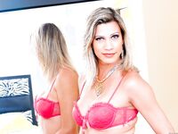 Leticia Yanoviti Posing In Sexy Pink Lingerie!