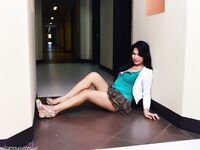 Vitressta Mayo Flashing In A Hallway!