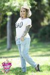TS Foxxy Out On A Park In Tight Jeans And A T-Shirt!