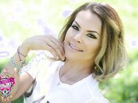 TS Foxxy Out On A Park In Tight Jeans And A T-Shirt!