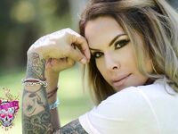 TS Foxxy Out On A Park In Tight Jeans And A T-Shirt!