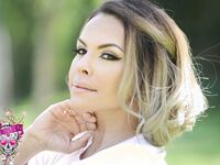 TS Foxxy Out On A Park In Tight Jeans And A T-Shirt!