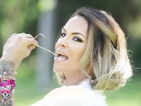 TS Foxxy Out On A Park In Tight Jeans And A T-Shirt!