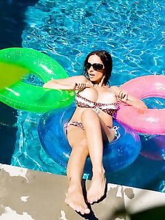 Catalina Cruz All Wet And All Nude In The Pool!