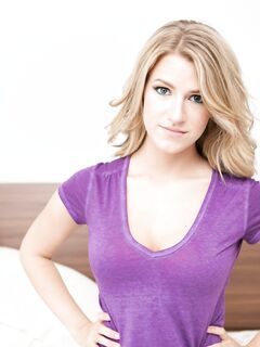 Dixie Belle Using A Dildo On Her Pussy!