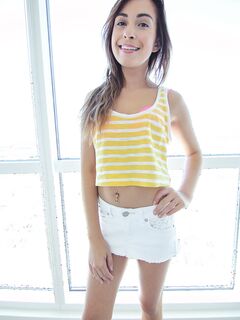 Kaylee Haze Sexy Tiny 4K Sex Pictures!