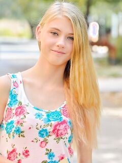 Hannah Hays Flashing Her Ass And Pussy In Public!