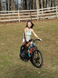 Paisley Rae Making Herself Cum Out In A Field!