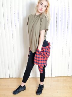 Sierra Nicole Drops Her Tights And Shows Her Pussy Hole!