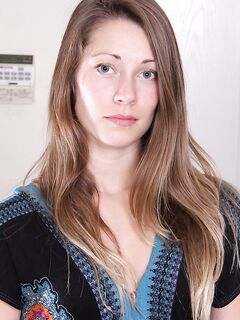 Kera Nicole Lynn takes Her Clothes Off And Get On The Floor.