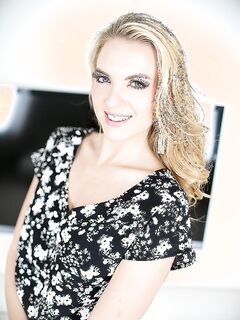 Cosima Dunkin In A Short And Sexy Picture Set!