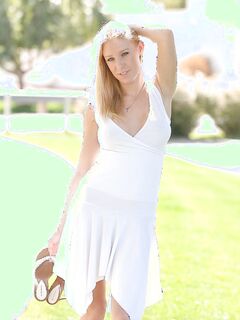 Allison Pierce Shows Off That Sexy Sundress!