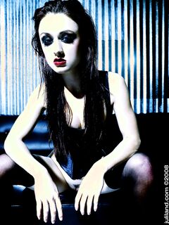 Karlie Montana Spreads To Show Off That Tight Slit!