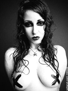 Nikki Rhodes Make One Sexy Goth Babe!