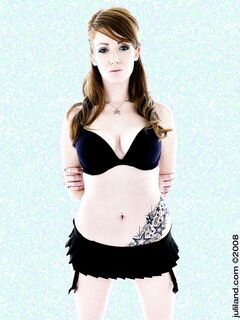 Nikki Rhodes Shows Off That Sweet Shaved Slit!