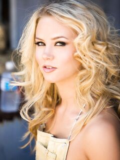 Sophia Lynn All Oiled Up!