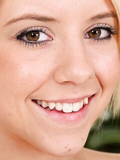 Tessa Taylor Spreads Those Legs Nice And Wide!