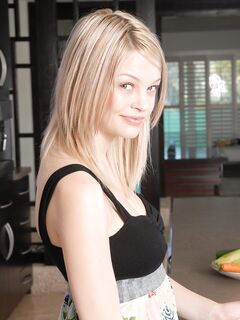 Bree Daniels Fucking Herself With Vegetables!