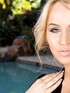 Aleksa Diamond Spreads Her Ass Cheeks Wide!