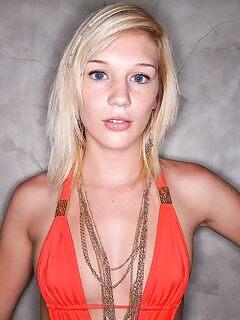 Hayden Hawkens With Three Lesbian Friends Over!