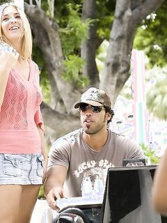 Jordan Kingsley Hooks Up With A Guy In Miami!