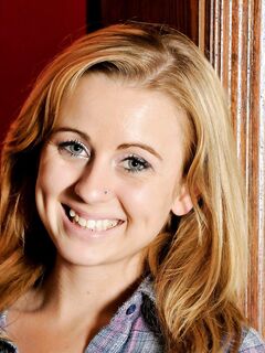 Mae Lynn Flashes A Peek At Her Smooth Pussy!