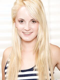 Sara Jaymes Shows Her Sweet Pussy On The Couch!