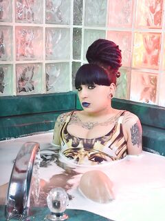 Kelly Clare Getting All Wet In A Bath!