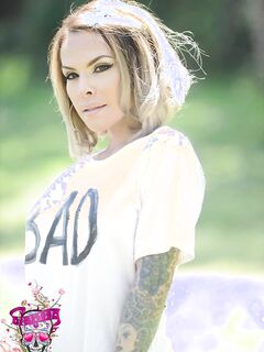 TS Foxxy Out On A Park In Tight Jeans And A T-Shirt!